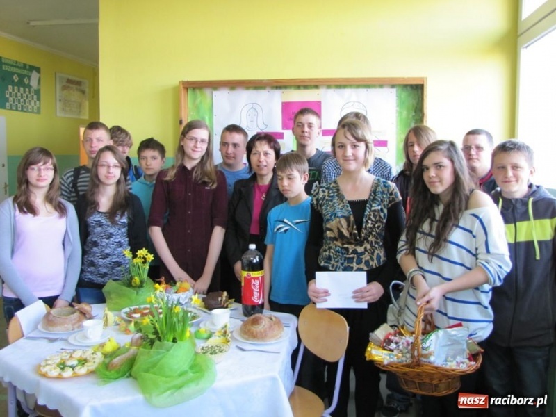 Zdjęcie w galerii na portalu naszraciborz.pl: Kolorowe stoły w krzanowickiej szkole wiadomości z regionu