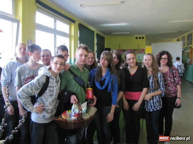 Zdjęcie w galerii na portalu naszraciborz.pl: Kolorowe stoły w krzanowickiej szkole wiadomości z regionu