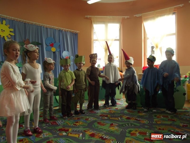 Zdjęcie w galerii na portalu naszraciborz.pl: Pantomima Dżungla bez dymu wiadomości z regionu