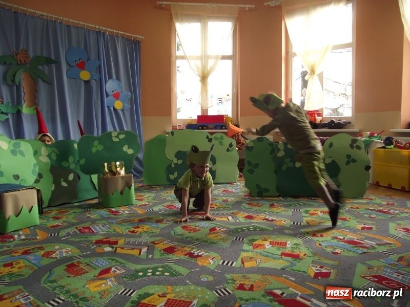 Zdjęcie w galerii na portalu naszraciborz.pl: Pantomima Dżungla bez dymu wiadomości z regionu