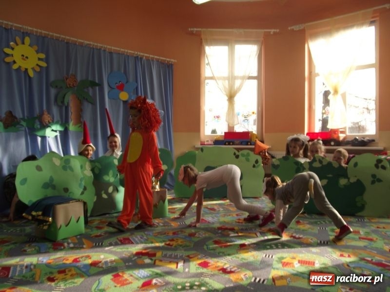 Zdjęcie w galerii na portalu naszraciborz.pl: Pantomima Dżungla bez dymu wiadomości z regionu