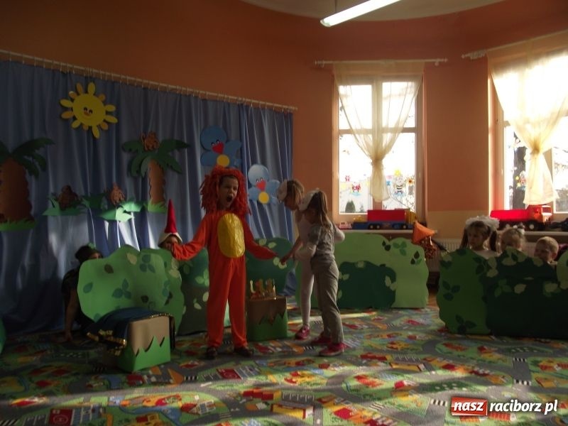 Zdjęcie w galerii na portalu naszraciborz.pl: Pantomima Dżungla bez dymu wiadomości z regionu