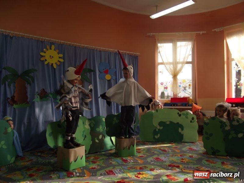 Zdjęcie w galerii na portalu naszraciborz.pl: Pantomima Dżungla bez dymu wiadomości z regionu