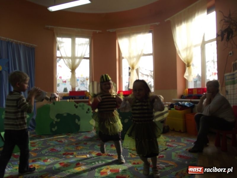 Zdjęcie w galerii na portalu naszraciborz.pl: Pantomima Dżungla bez dymu wiadomości z regionu