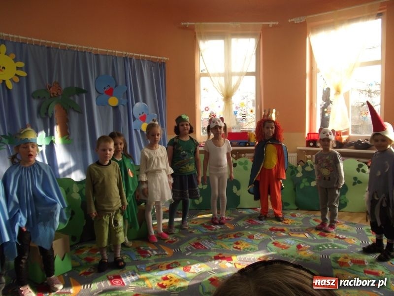 Zdjęcie w galerii na portalu naszraciborz.pl: Pantomima Dżungla bez dymu wiadomości z regionu