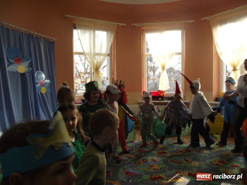 Zdjęcie w galerii na portalu naszraciborz.pl: Pantomima Dżungla bez dymu wiadomości z regionu