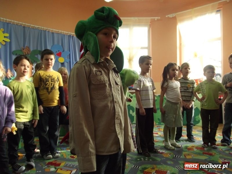 Zdjęcie w galerii na portalu naszraciborz.pl: Pantomima Dżungla bez dymu wiadomości z regionu