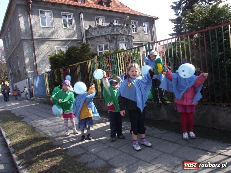Zdjęcie w galerii na portalu naszraciborz.pl: Pantomima Dżungla bez dymu wiadomości z regionu