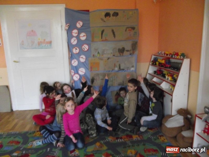 Zdjęcie w galerii na portalu naszraciborz.pl: Pantomima Dżungla bez dymu wiadomości z regionu