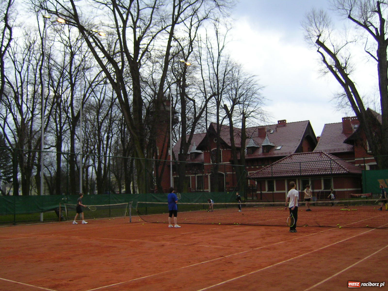 Zdjęcie w galerii na portalu naszraciborz.pl: Rafako pierwsze otwiera kort wiadomości z regionu