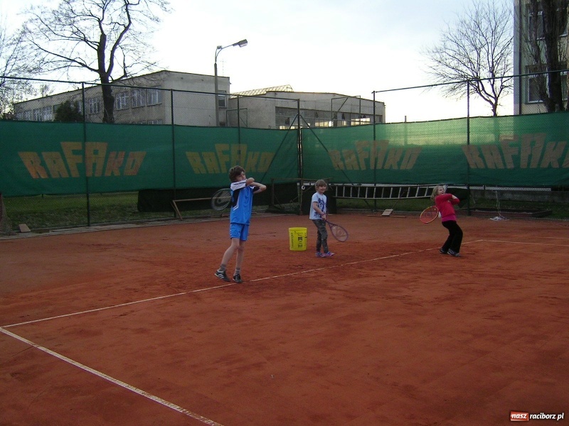 Zdjęcie w galerii na portalu naszraciborz.pl: Rafako pierwsze otwiera kort wiadomości z regionu