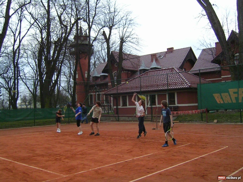 Zdjęcie w galerii na portalu naszraciborz.pl: Rafako pierwsze otwiera kort wiadomości z regionu