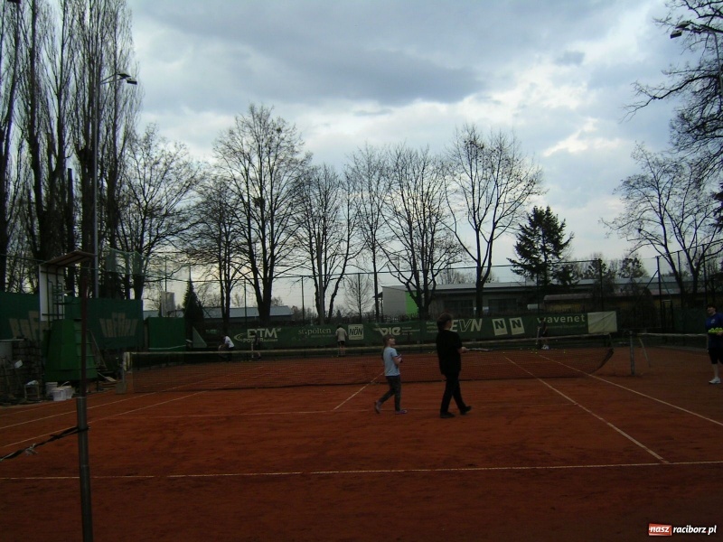 Zdjęcie w galerii na portalu naszraciborz.pl: Rafako pierwsze otwiera kort wiadomości z regionu