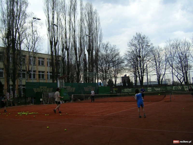 Zdjęcie w galerii na portalu naszraciborz.pl: Rafako pierwsze otwiera kort wiadomości z regionu