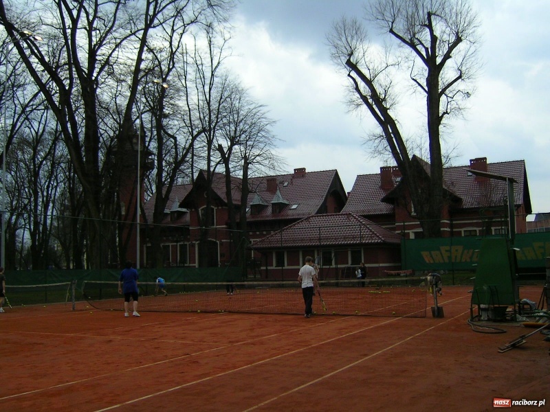 Zdjęcie w galerii na portalu naszraciborz.pl: Rafako pierwsze otwiera kort wiadomości z regionu