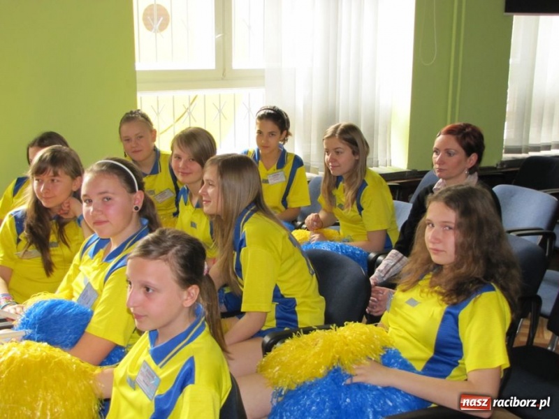 Zdjęcie w galerii na portalu naszraciborz.pl: Kibicują reprezentacji śpiewając piosenki wiadomości z regionu