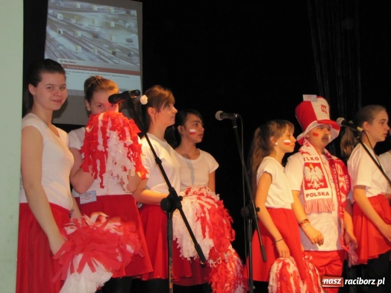 Zdjęcie w galerii na portalu naszraciborz.pl: Kibicują reprezentacji śpiewając piosenki wiadomości z regionu
