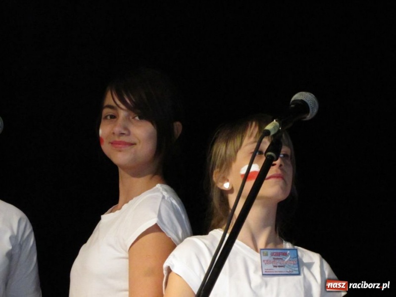 Zdjęcie w galerii na portalu naszraciborz.pl: Kibicują reprezentacji śpiewając piosenki wiadomości z regionu