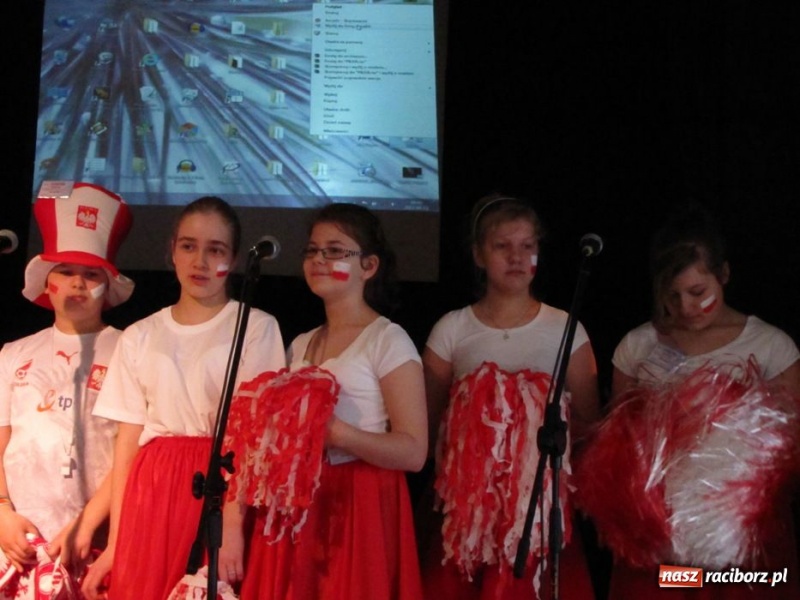 Zdjęcie w galerii na portalu naszraciborz.pl: Kibicują reprezentacji śpiewając piosenki wiadomości z regionu