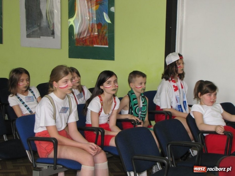 Zdjęcie w galerii na portalu naszraciborz.pl: Kibicują reprezentacji śpiewając piosenki wiadomości z regionu