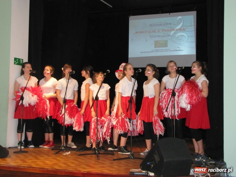 Zdjęcie w galerii na portalu naszraciborz.pl: Kibicują reprezentacji śpiewając piosenki wiadomości z regionu