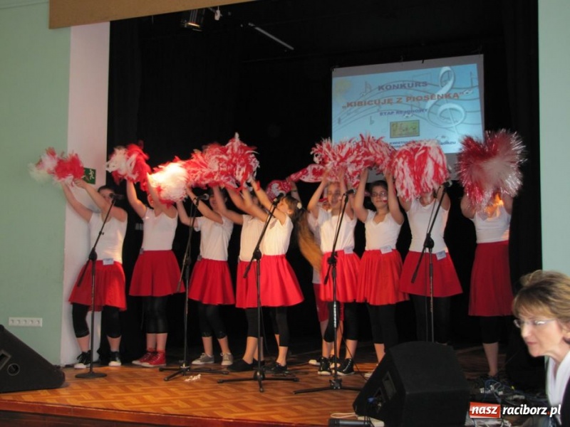 Zdjęcie w galerii na portalu naszraciborz.pl: Kibicują reprezentacji śpiewając piosenki wiadomości z regionu