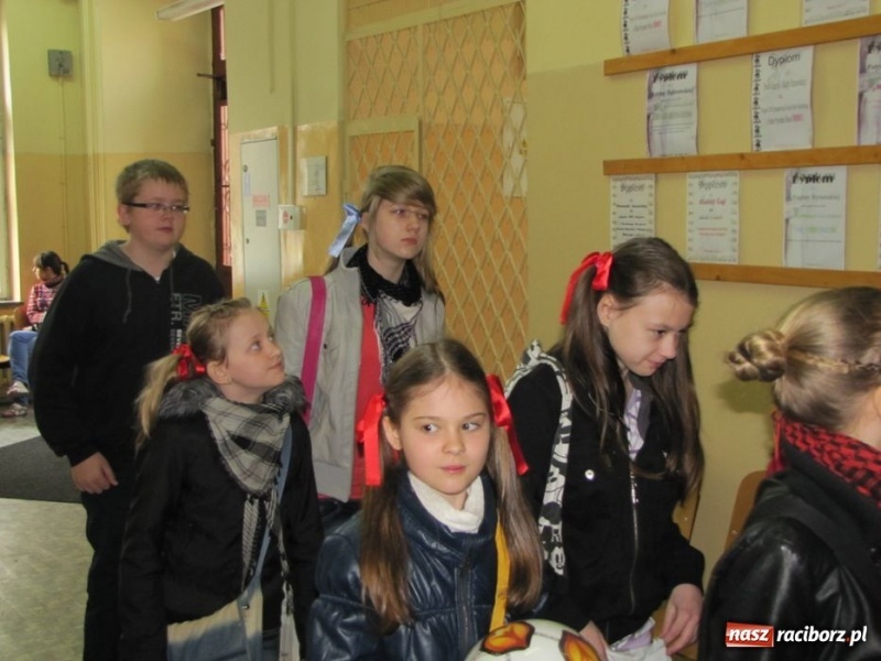 Zdjęcie w galerii na portalu naszraciborz.pl: Kibicują reprezentacji śpiewając piosenki wiadomości z regionu