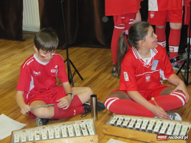 Zdjęcie w galerii na portalu naszraciborz.pl: Kibicują reprezentacji śpiewając piosenki wiadomości z regionu