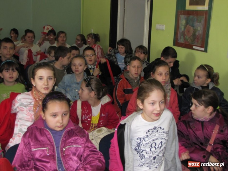 Zdjęcie w galerii na portalu naszraciborz.pl: Kibicują reprezentacji śpiewając piosenki wiadomości z regionu