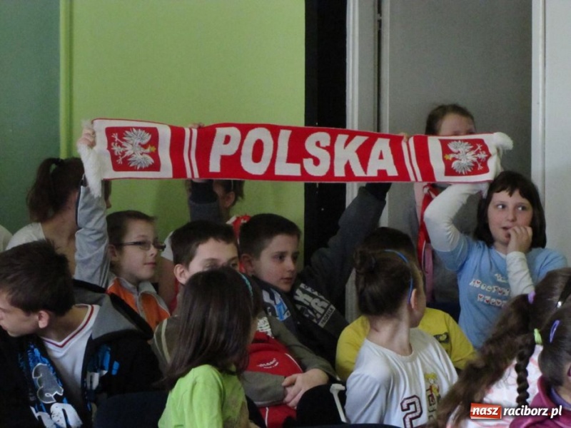 Zdjęcie w galerii na portalu naszraciborz.pl: Kibicują reprezentacji śpiewając piosenki wiadomości z regionu