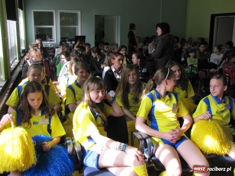 Zdjęcie w galerii na portalu naszraciborz.pl: Kibicują reprezentacji śpiewając piosenki wiadomości z regionu