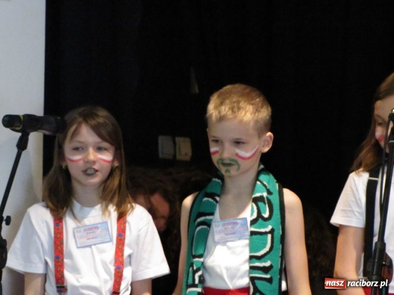 Zdjęcie w galerii na portalu naszraciborz.pl: Kibicują reprezentacji śpiewając piosenki wiadomości z regionu