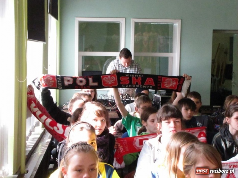 Zdjęcie w galerii na portalu naszraciborz.pl: Kibicują reprezentacji śpiewając piosenki wiadomości z regionu