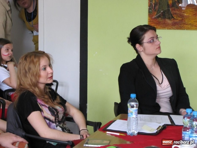 Zdjęcie w galerii na portalu naszraciborz.pl: Kibicują reprezentacji śpiewając piosenki wiadomości z regionu