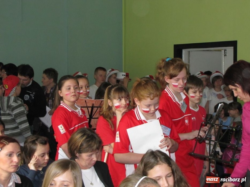 Zdjęcie w galerii na portalu naszraciborz.pl: Kibicują reprezentacji śpiewając piosenki wiadomości z regionu