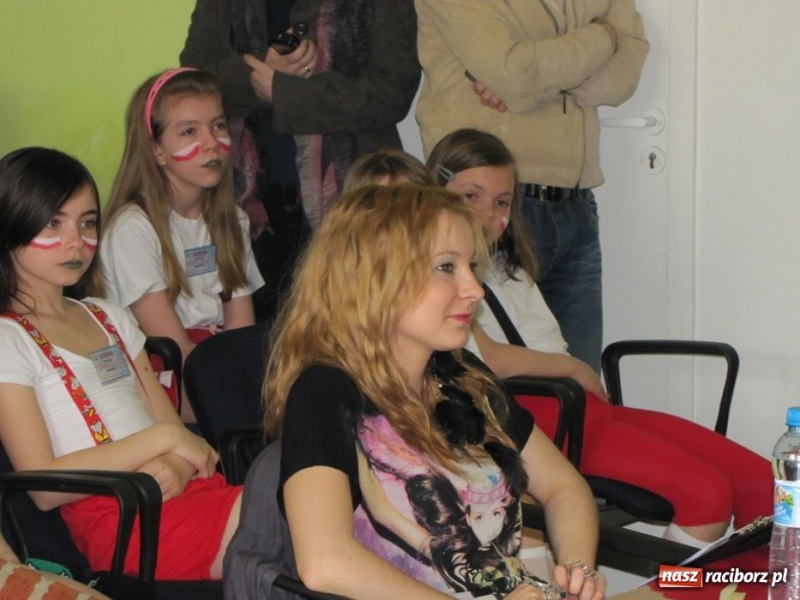 Zdjęcie w galerii na portalu naszraciborz.pl: Kibicują reprezentacji śpiewając piosenki wiadomości z regionu