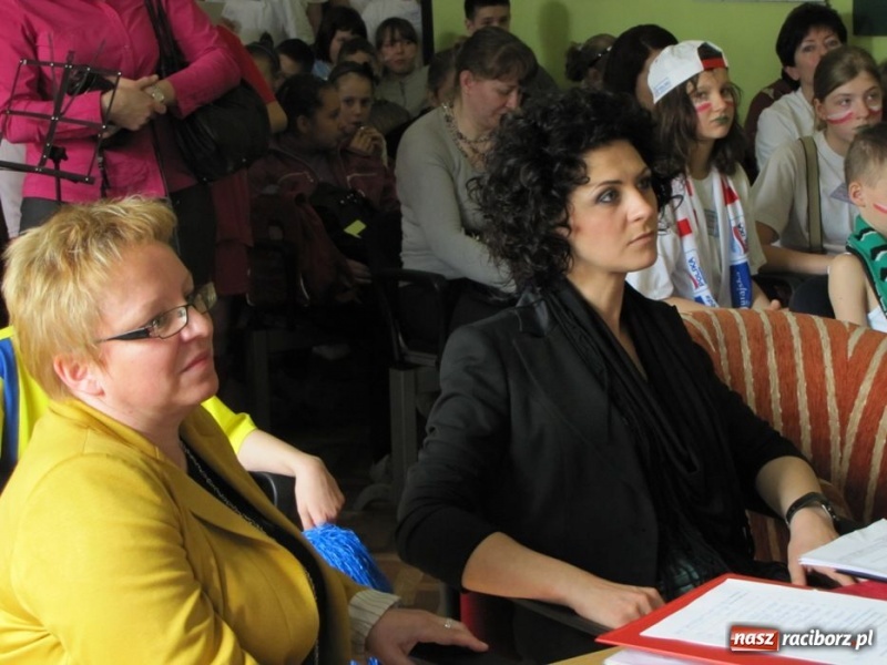 Zdjęcie w galerii na portalu naszraciborz.pl: Kibicują reprezentacji śpiewając piosenki wiadomości z regionu