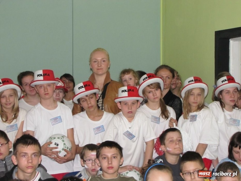 Zdjęcie w galerii na portalu naszraciborz.pl: Kibicują reprezentacji śpiewając piosenki wiadomości z regionu