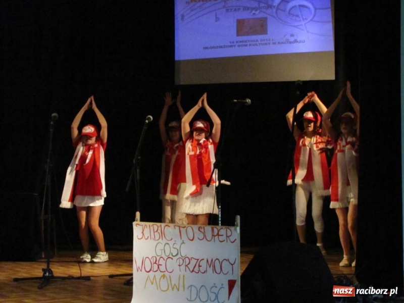 Zdjęcie w galerii na portalu naszraciborz.pl: Kibicują reprezentacji śpiewając piosenki wiadomości z regionu