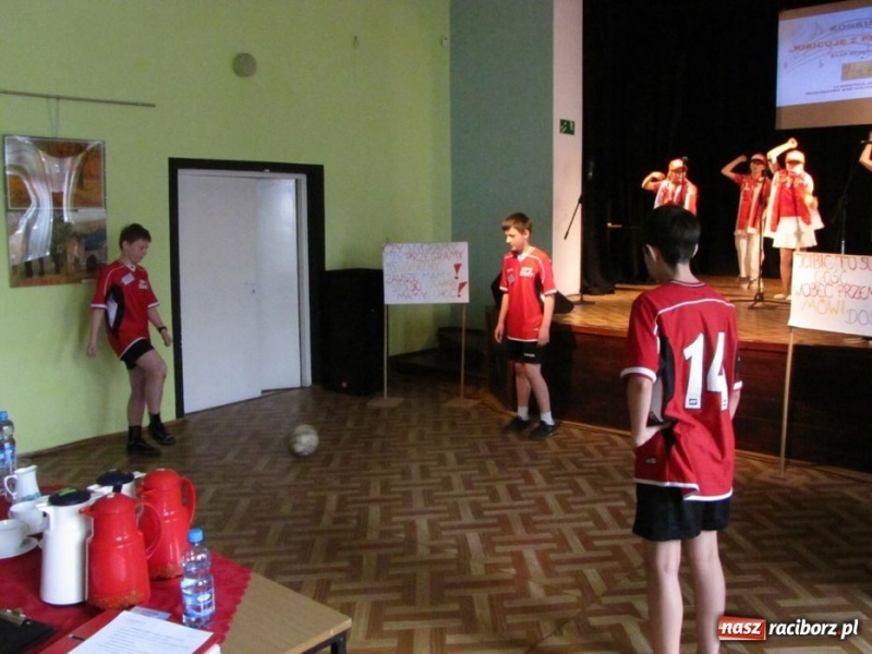 Zdjęcie w galerii na portalu naszraciborz.pl: Kibicują reprezentacji śpiewając piosenki wiadomości z regionu
