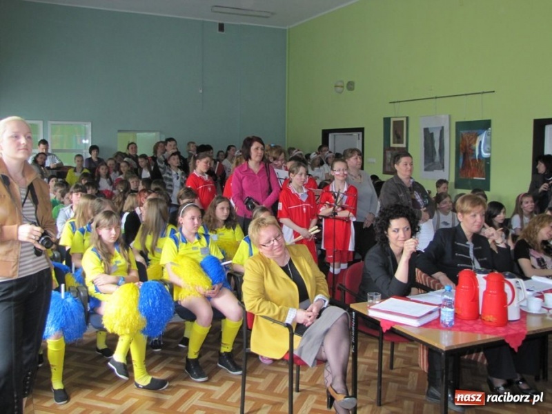 Zdjęcie w galerii na portalu naszraciborz.pl: Kibicują reprezentacji śpiewając piosenki wiadomości z regionu