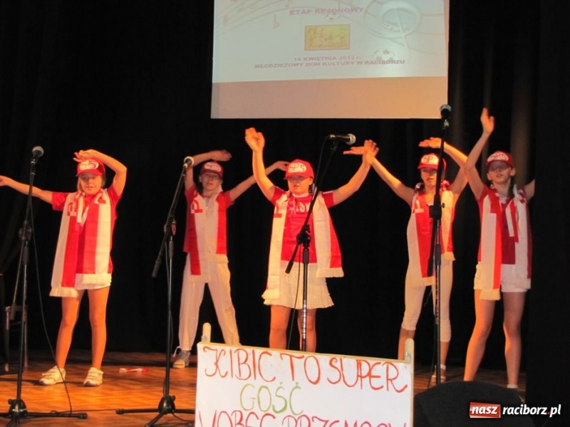 Zdjęcie w galerii na portalu naszraciborz.pl: Kibicują reprezentacji śpiewając piosenki wiadomości z regionu