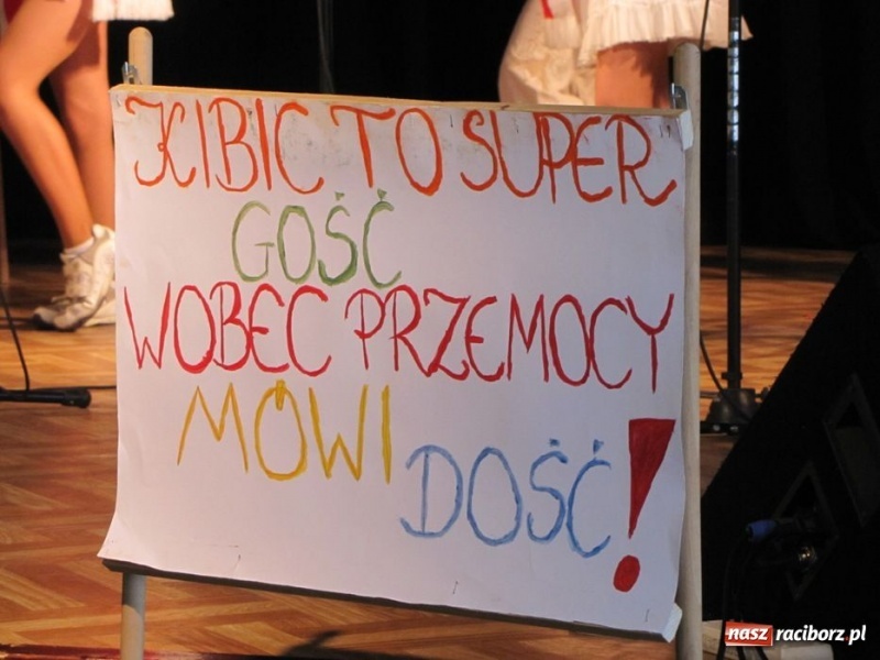 Zdjęcie w galerii na portalu naszraciborz.pl: Kibicują reprezentacji śpiewając piosenki wiadomości z regionu