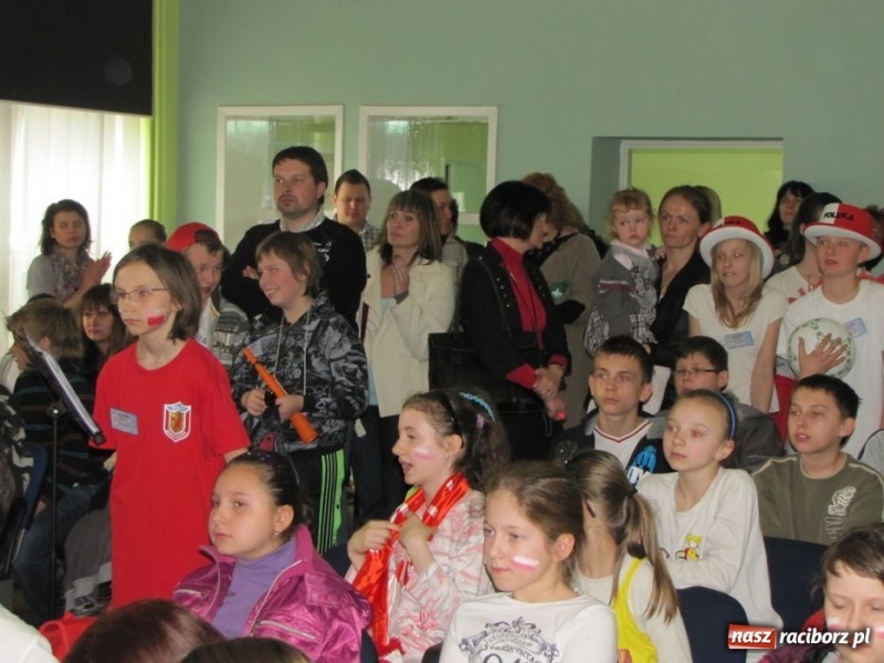 Zdjęcie w galerii na portalu naszraciborz.pl: Kibicują reprezentacji śpiewając piosenki wiadomości z regionu