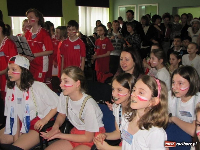 Zdjęcie w galerii na portalu naszraciborz.pl: Kibicują reprezentacji śpiewając piosenki wiadomości z regionu