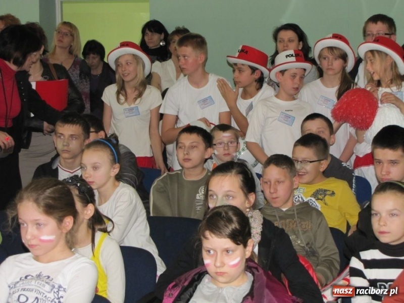 Zdjęcie w galerii na portalu naszraciborz.pl: Kibicują reprezentacji śpiewając piosenki wiadomości z regionu