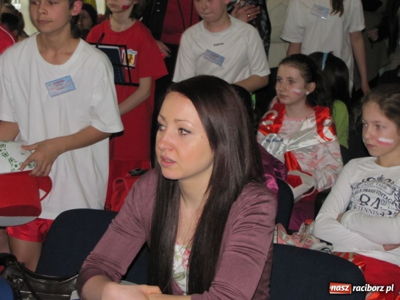 Zdjęcie w galerii na portalu naszraciborz.pl: Kibicują reprezentacji śpiewając piosenki wiadomości z regionu