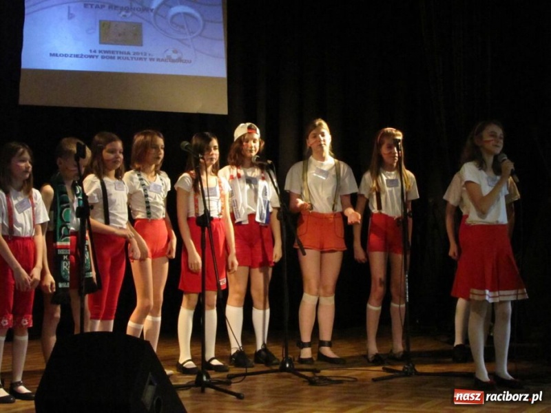 Zdjęcie w galerii na portalu naszraciborz.pl: Kibicują reprezentacji śpiewając piosenki wiadomości z regionu