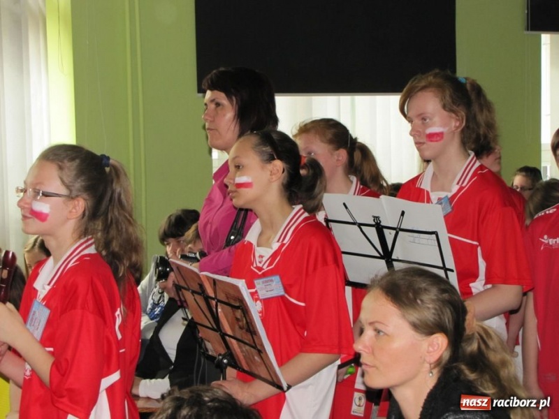 Zdjęcie w galerii na portalu naszraciborz.pl: Kibicują reprezentacji śpiewając piosenki wiadomości z regionu