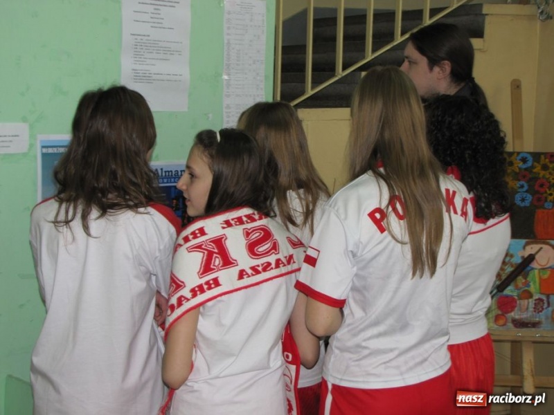 Zdjęcie w galerii na portalu naszraciborz.pl: Kibicują reprezentacji śpiewając piosenki wiadomości z regionu